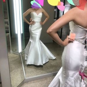 Never used, completly new wedding dress